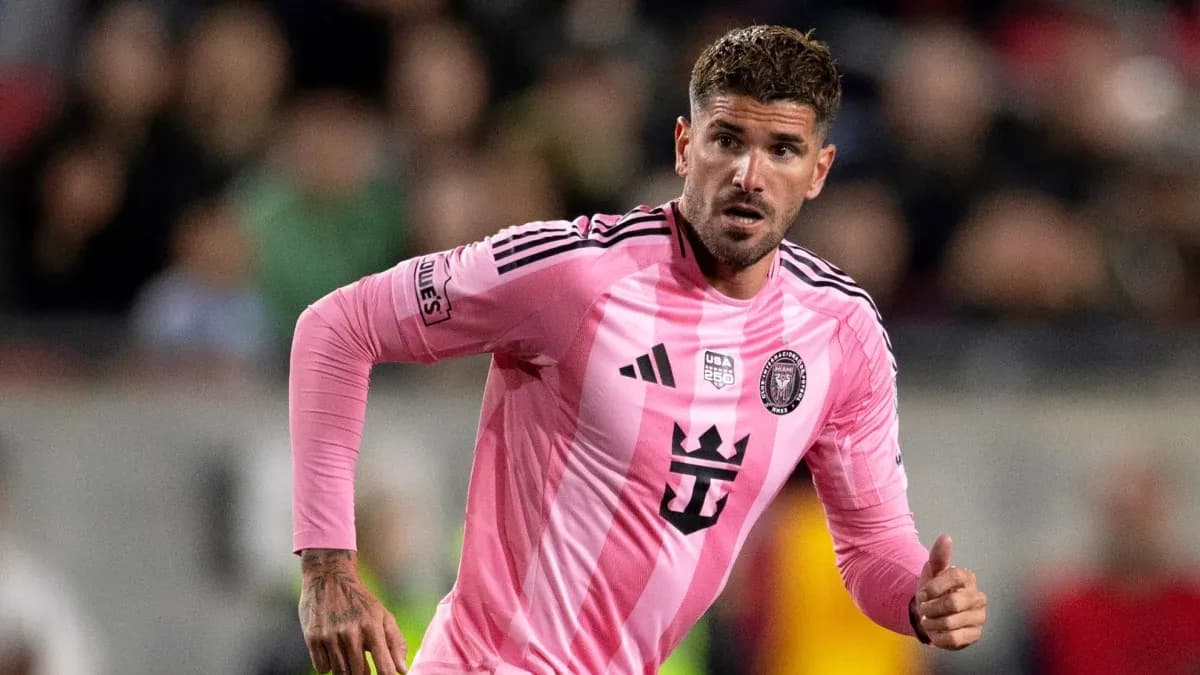 Jugador de Inter Miami corriendo en uniforme rosa