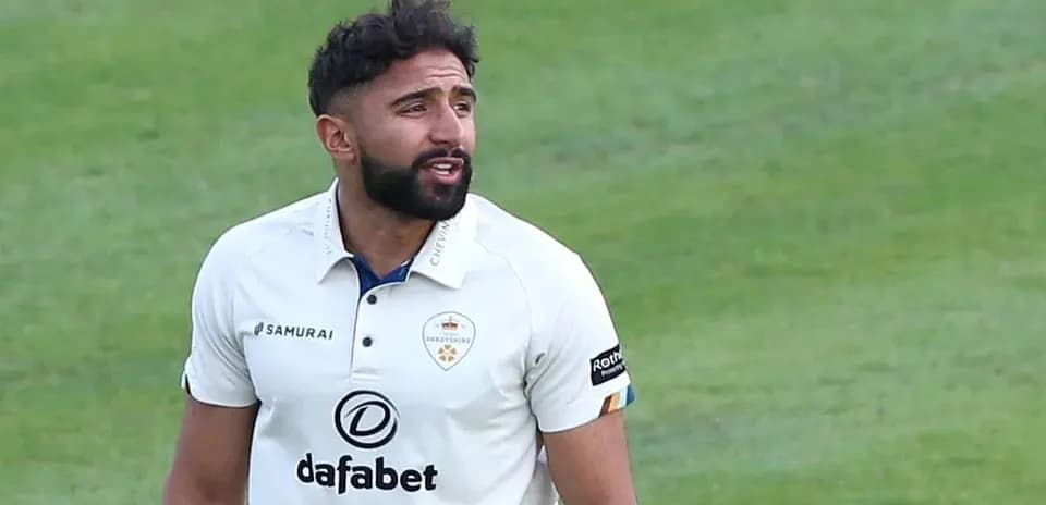 Jugador de cricket en uniforme durante el partido