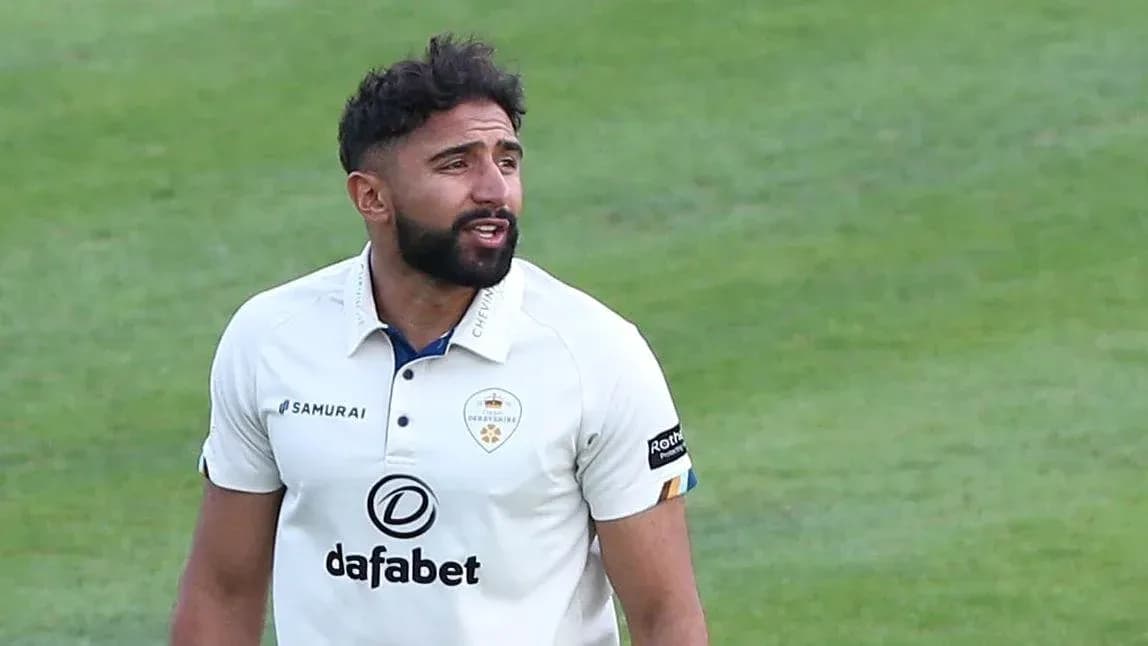 Jugador de cricket en uniforme durante el partido