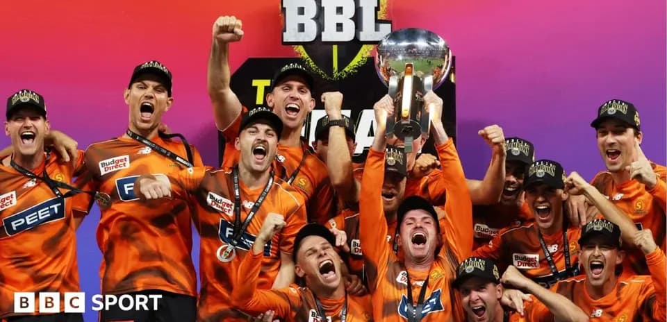 Equipo levantando el trofeo de campeones de BBL