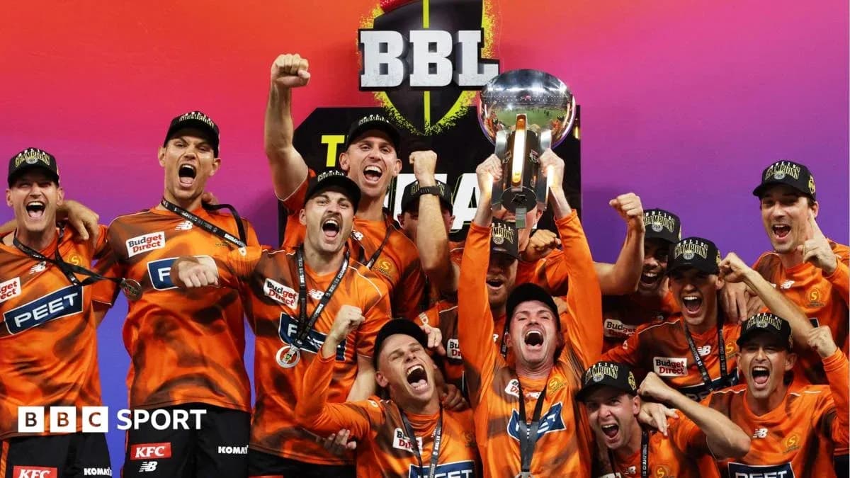 Equipo levantando el trofeo de campeones de BBL