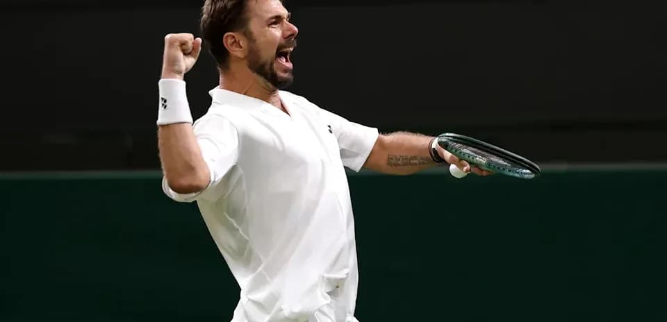 Jugador de tenis celebrando en la cancha