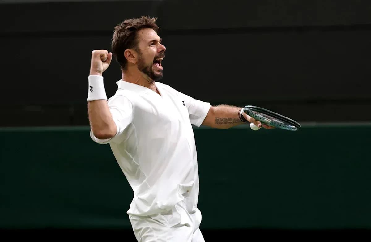 Jugador de tenis celebrando en la cancha