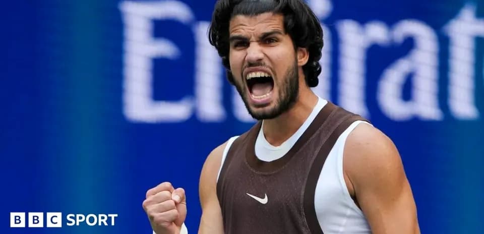 Jugador de tenis celebrando en la cancha