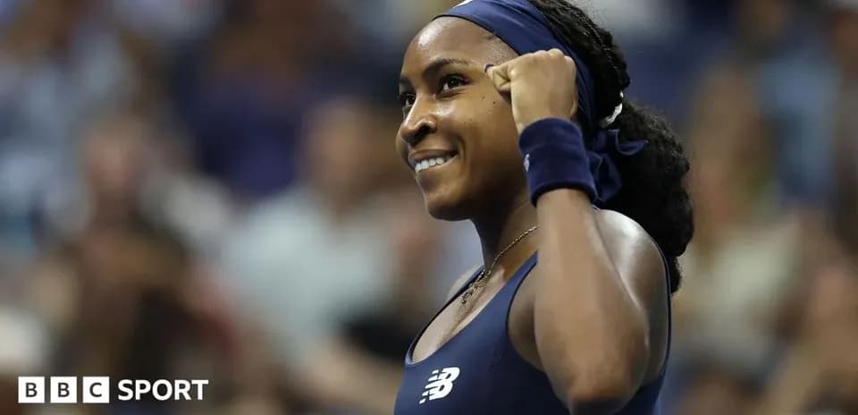 Jugadora celebrando un punto durante partido de tenis