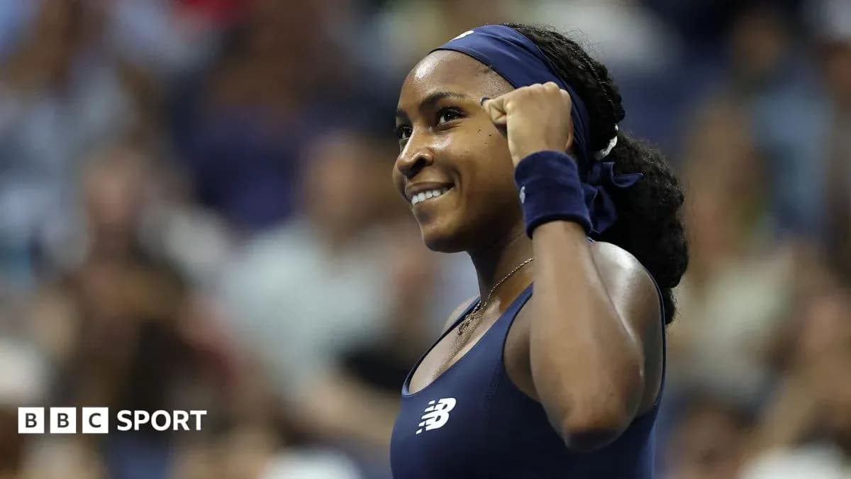 Jugadora celebrando un punto durante partido de tenis