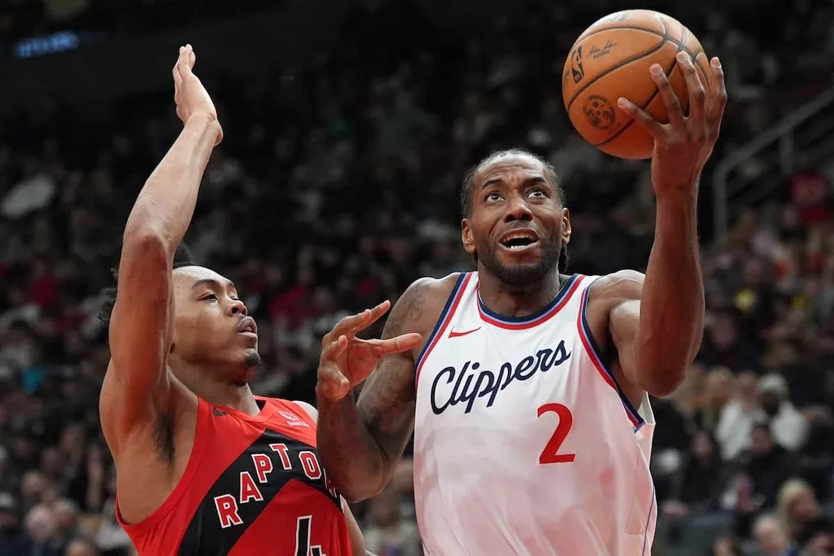 Kawhi Leonard lanzando el balón en un partido