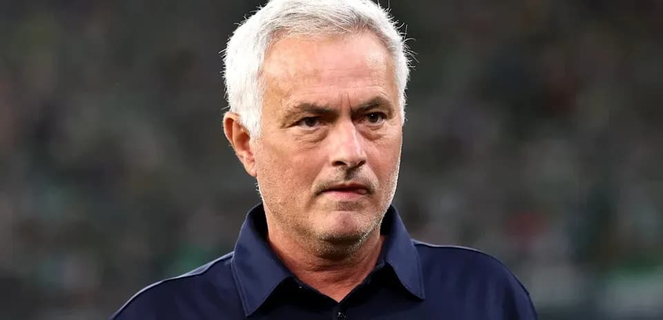 Entrenador en el campo durante un partido