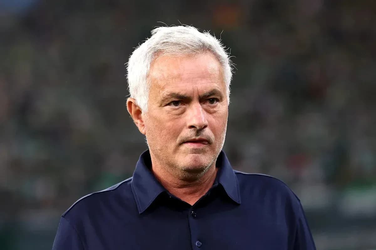Entrenador en el campo durante un partido