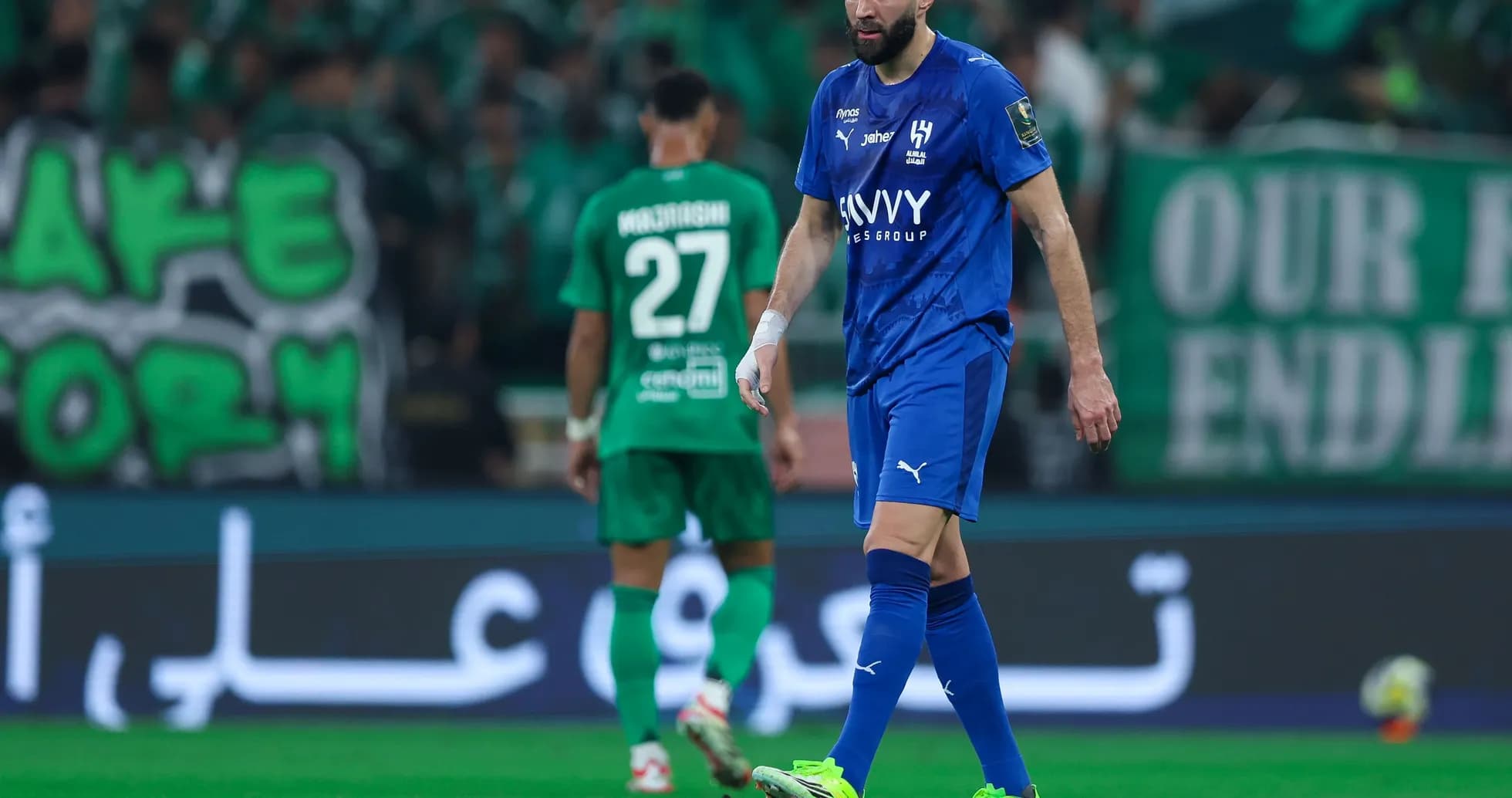 Jugador azul caminando en el campo durante el partido