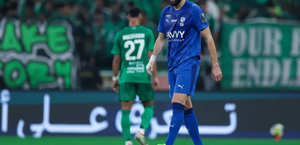 Jugador azul caminando en el campo durante el partido
