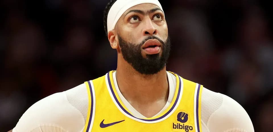 Jugador de los Lakers mirando hacia arriba durante el juego
