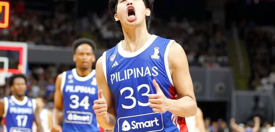 Jugador de baloncesto filipino celebrando en la cancha