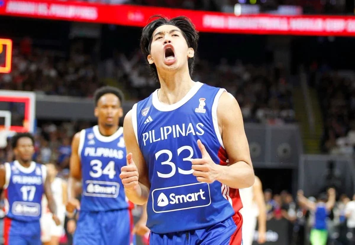 Jugador de baloncesto filipino celebrando en la cancha