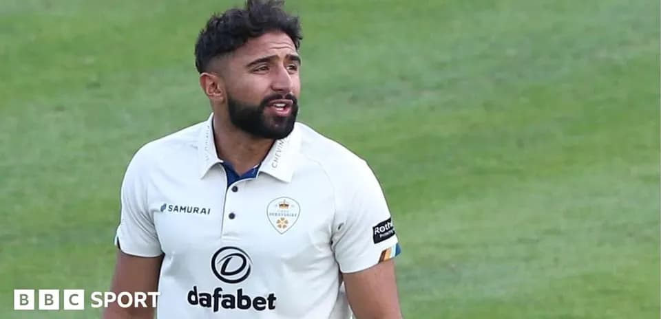 Jugador de cricket en acción en el campo