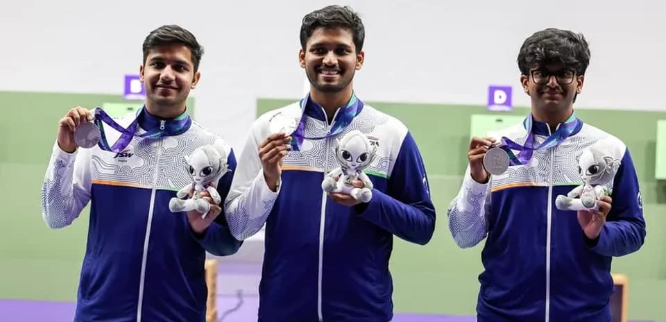 Atletas sosteniendo medallas y trofeos en podio