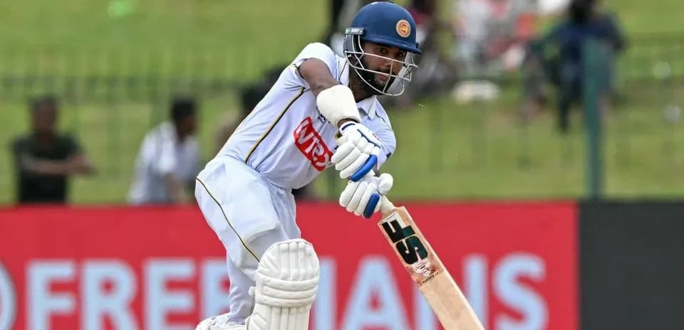 Bateador de Sri Lanka golpeando la pelota en partido