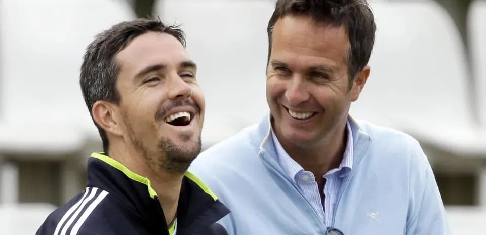 Dos hombres riendo en un evento de cricket