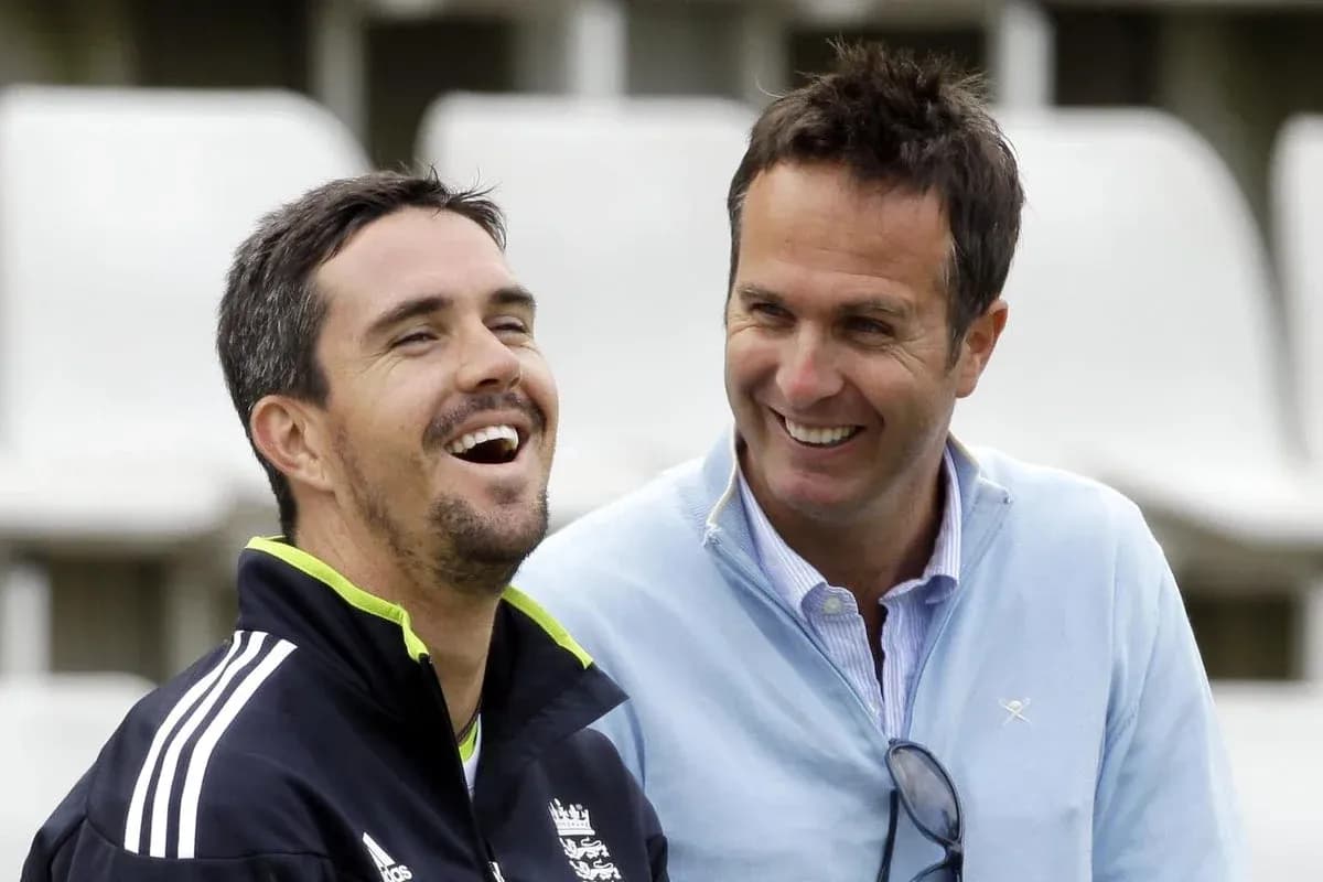 Dos hombres riendo en un evento de cricket