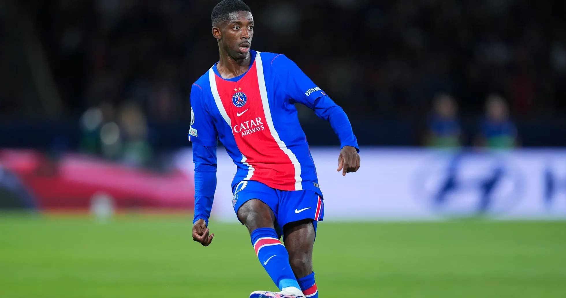 Jugador de PSG driblando en el campo de juego