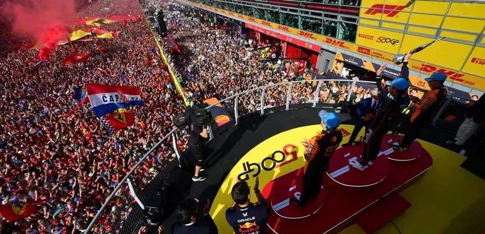 Podio de pilotos celebrando con multitud en circuito