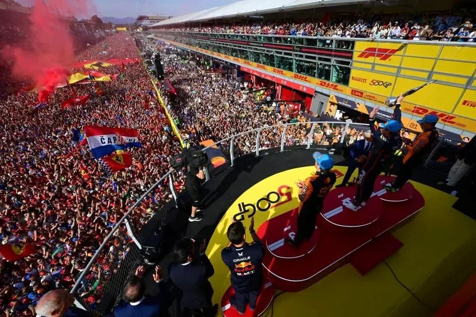 Podio de pilotos celebrando con multitud en circuito