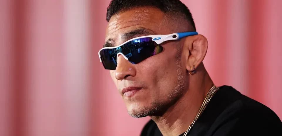 Luchador con gafas de sol en conferencia de prensa