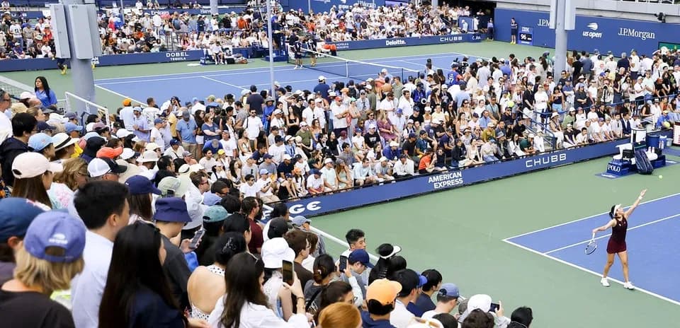 Jugadora sirviendo en un partido de tenis