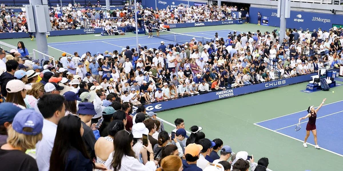 Jugadora sirviendo en un partido de tenis