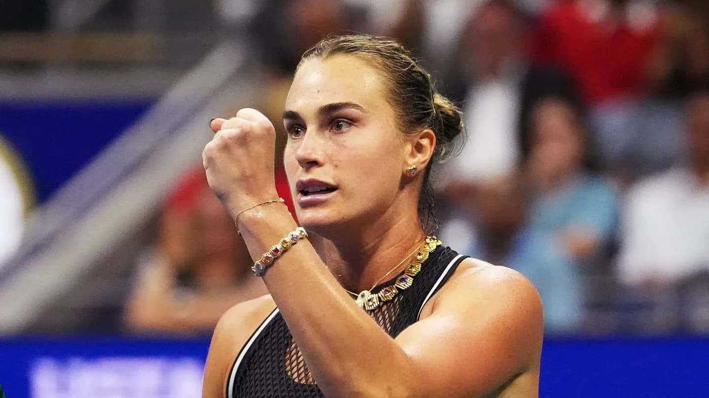 Jugadora de tenis celebrando un punto en el partido