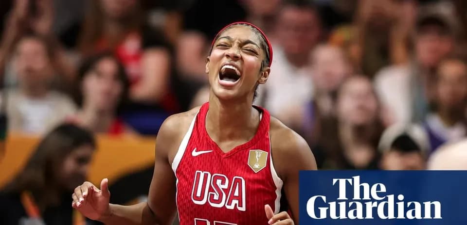 Jugadora de baloncesto de USA celebrando en el partido