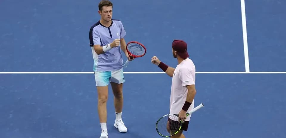 Jugadores celebrando en la cancha de tenis