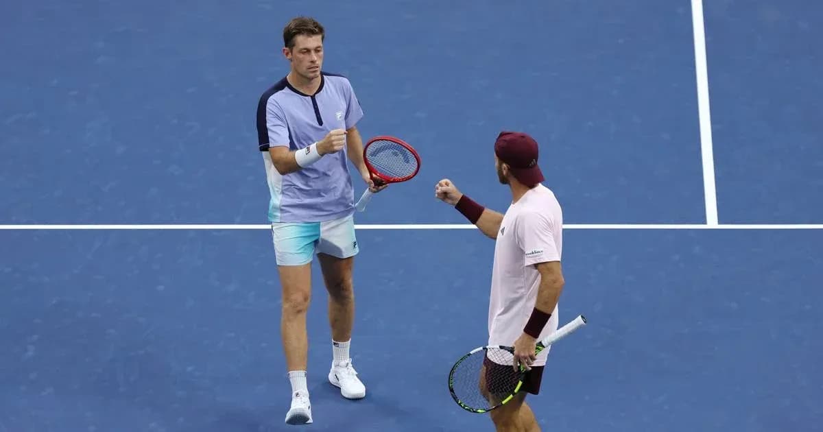 Jugadores celebrando en la cancha de tenis