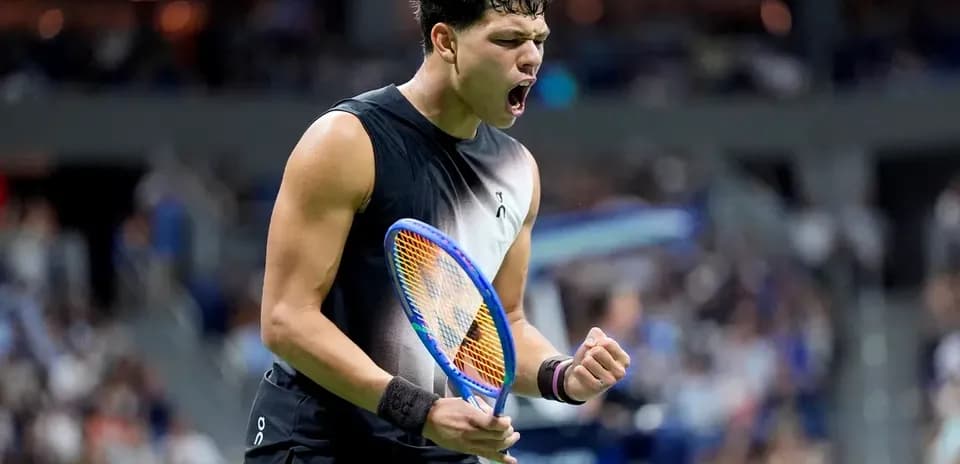 Jugador de tenis celebrando un punto en la cancha