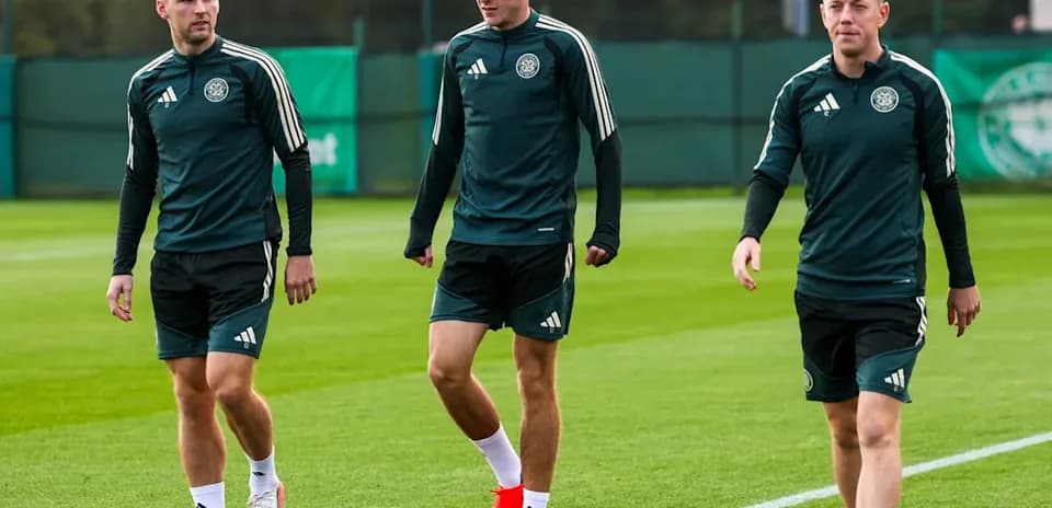 Jugadores caminando en el campo de entrenamiento