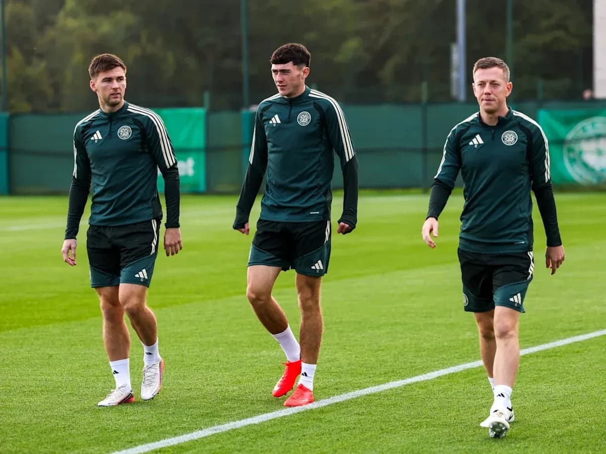 Jugadores caminando en el campo de entrenamiento