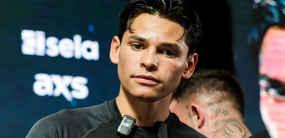 Boxeador en evento de pesaje con micrófono