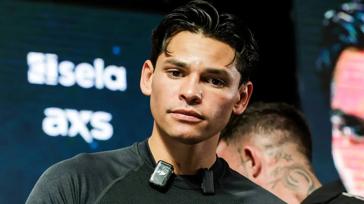 Boxeador en evento de pesaje con micrófono