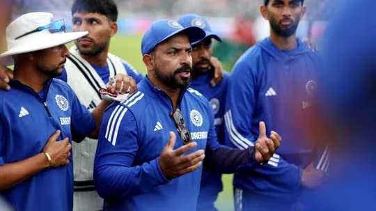 Entrenador hablando con el equipo de cricket