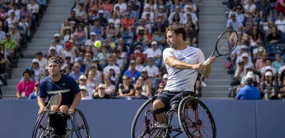 Jugadores de tenis en silla de ruedas en partido