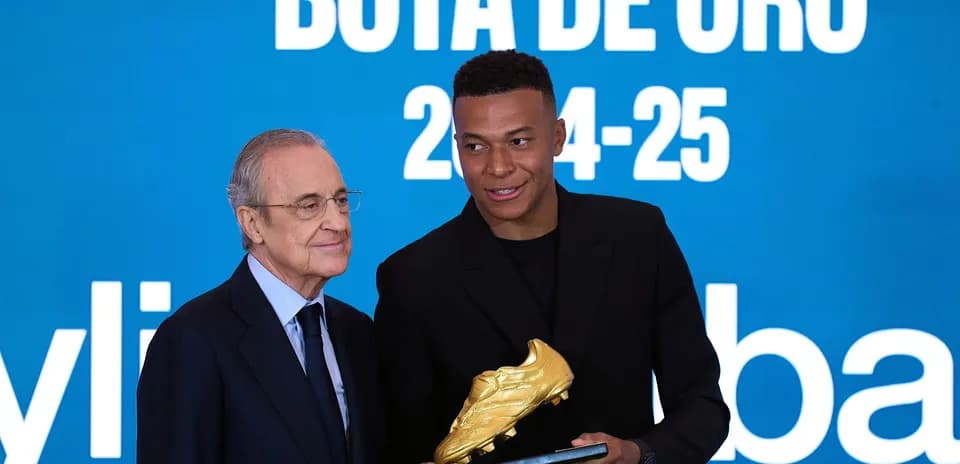 Jugador recibiendo la Bota de Oro en evento