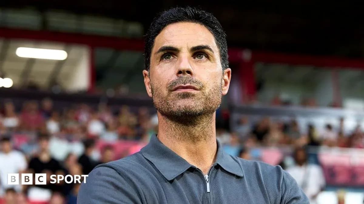 Entrenador observando el partido desde la línea lateral