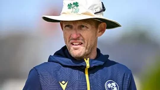 Entrenador con sombrero en sesión de práctica