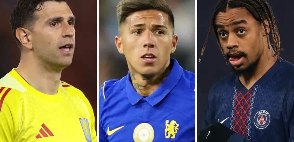 Tres jugadores de fútbol en primer plano