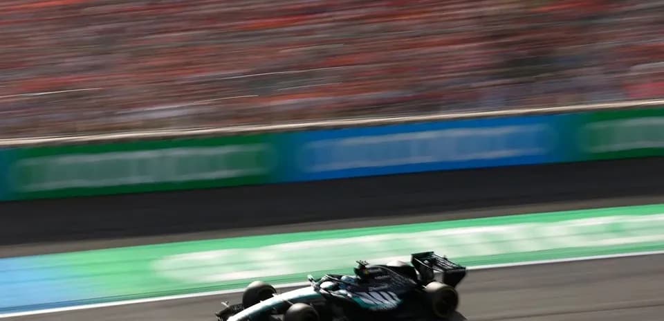Coche de Fórmula 1 en plena carrera en pista