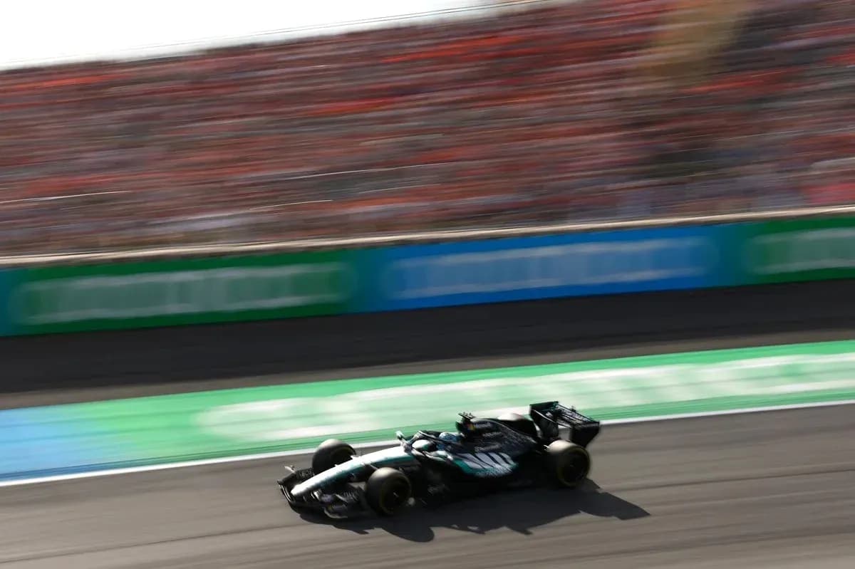 Coche de Fórmula 1 en plena carrera en pista