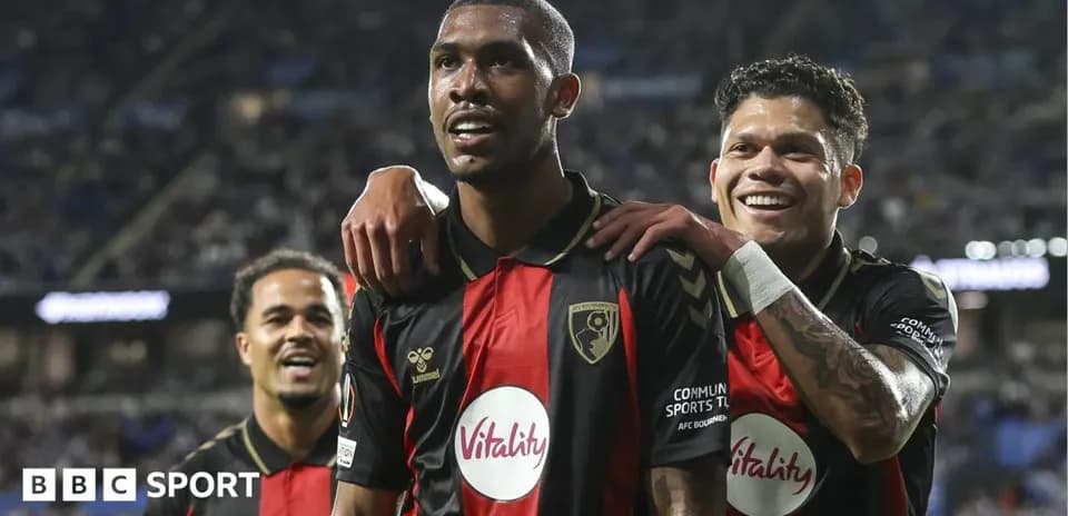 Jugadores de Bournemouth celebrando un gol juntos