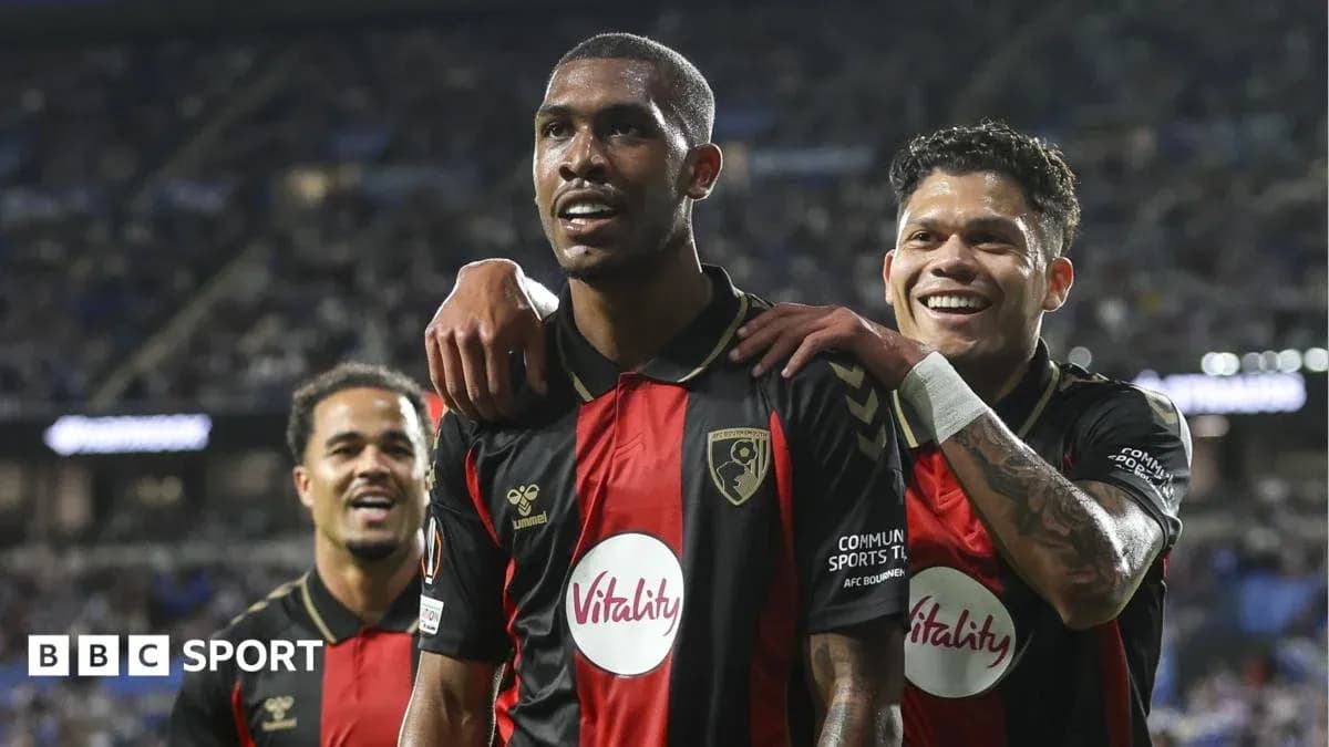 Jugadores de Bournemouth celebrando un gol juntos
