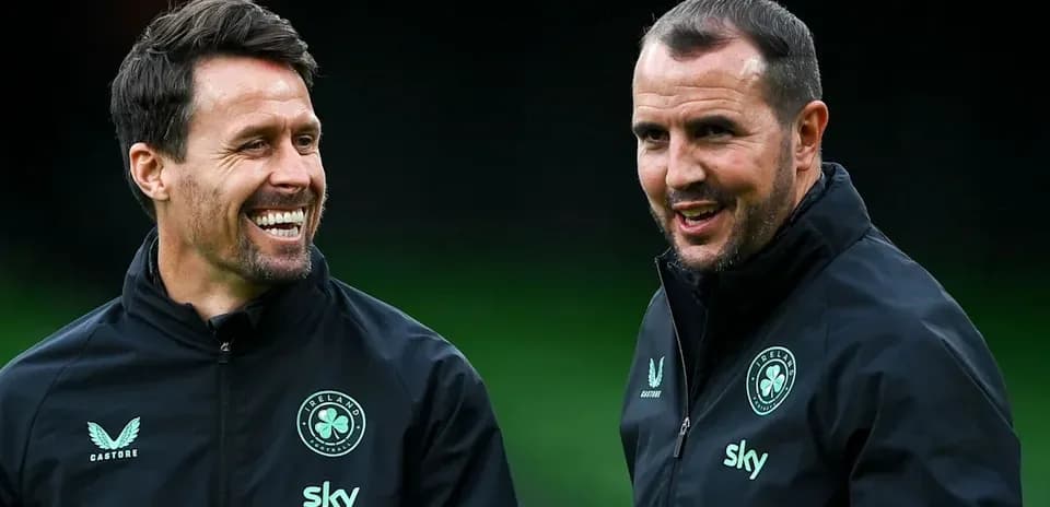 Dos entrenadores conversando en la sesión de entrenamiento