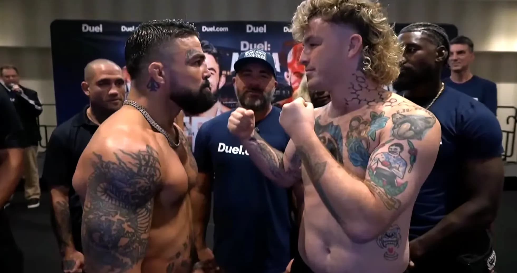 Dos luchadores en el pesaje cara a cara